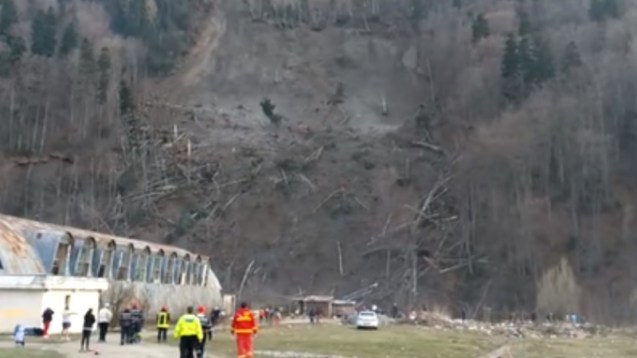 alunecare-masiva-de-teren-azuga-familii-evacuate-453569