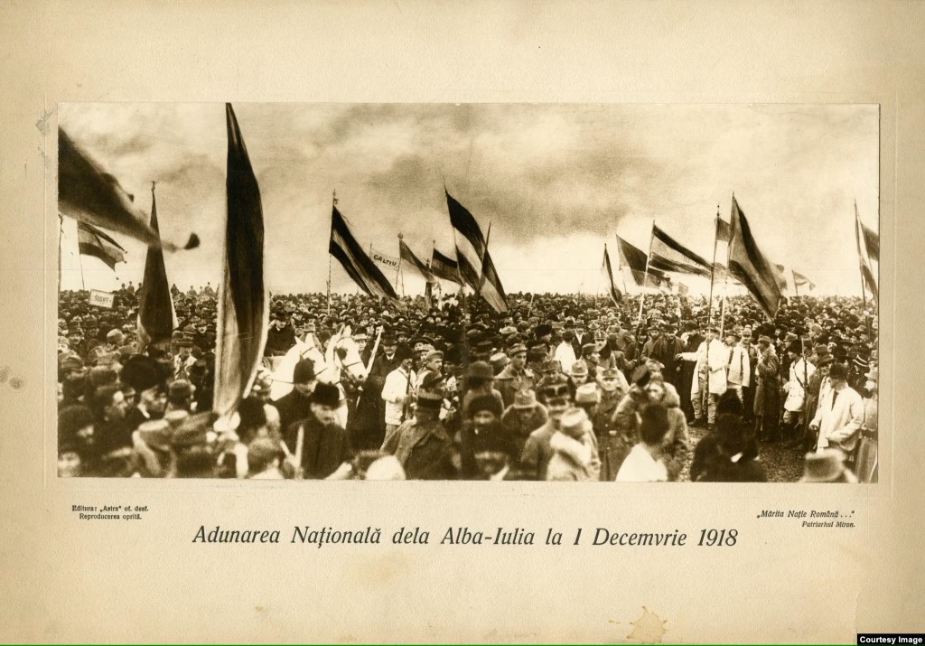 Ceremonia semnării Tratatului de la Trianon în 1920, simbolizând recunoașterea internațională a unirii Transilvaniei cu România
