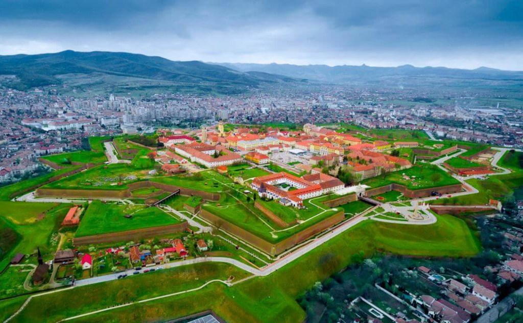 Locul istoric Cetatea Alba Carolina din Alba Iulia, unde s-a proclamat unirea Transilvaniei cu România la 1 decembrie 1918