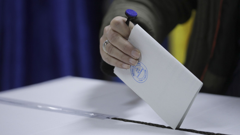 Românii votează la alegerile prezidențiale 2024, primul tur, cu cozi lungi la secțiile de votare și prezență masivă la urne.