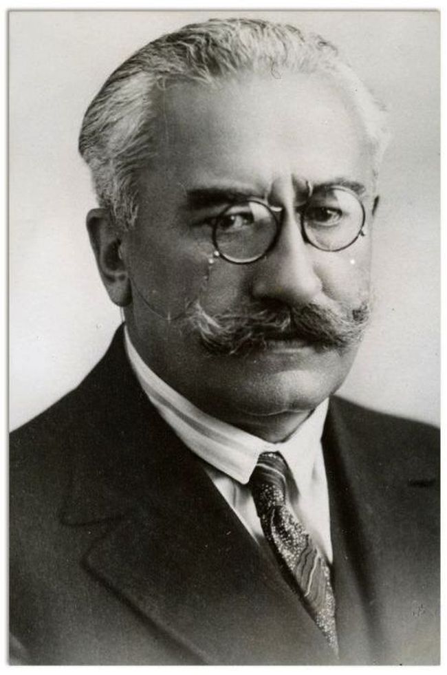 Participanți la Marea Adunare Națională de la Alba Iulia – delegați și cetățeni purtând costume tradiționale și drapele tricolore