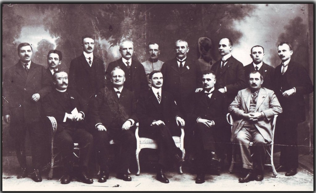 Membri ai Consiliului Dirigent - Rândul de jos, de la stânga la dreapta: Alexandru Vaida Voevod, Ștefan Cicio Pop, Iuliu Maniu, Vasile Goldiș, Aurel Vlad. Rândul de sus: (Ion Bordea), Iosif Jumanca, Romul Boilă, Ioan Suciu, Victor Bontescu, (Solomon Haliță), Aurel Lazăr, Emil Hațieganu, Ion Flueraș