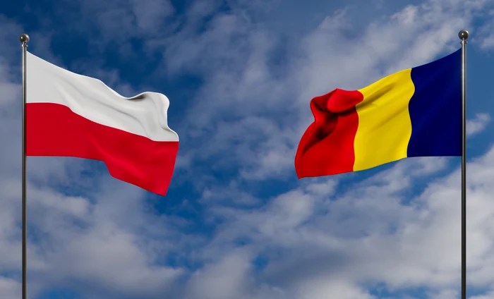 Steagurile României și Poloniei fluturând împreună, simbolizând parteneriatul strategic și colaborarea dintre cele două națiuni din Europa de Est