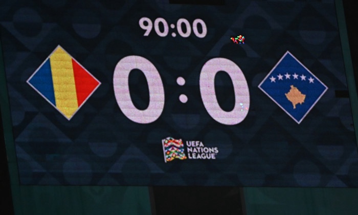 Jucătorii României și Kosovo pe teren în timpul unui meci tensionat, sancționat de UEFA