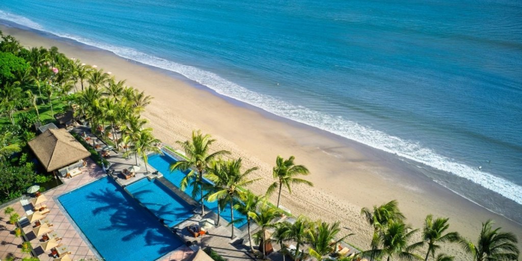 Plajă exotică în Bali, Seminyak - Crăciun tropical cu nisip alb și palmier