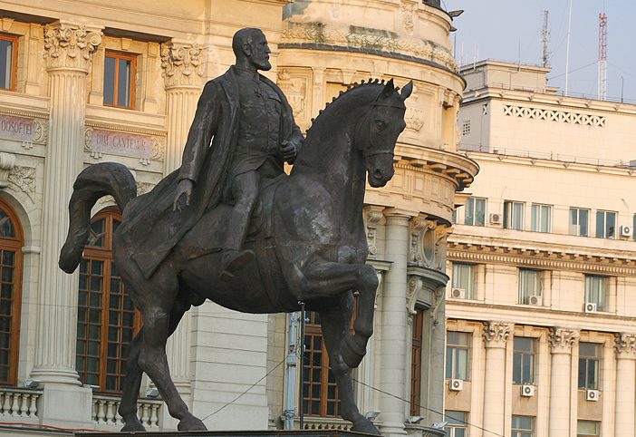 Statuia regelui Carol I în fața Palatului Regal, simbolizând Ziua Națională din 10 Mai, dedicată regalității României