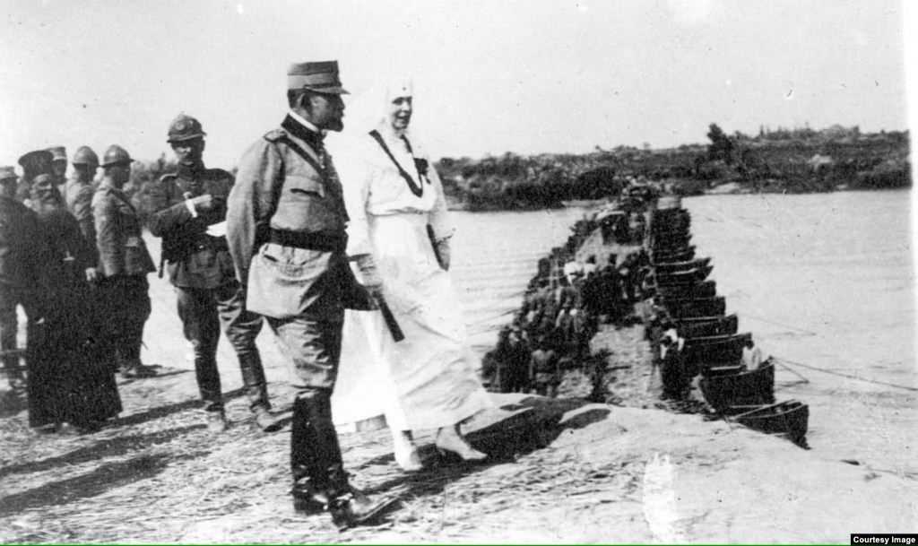 Familia regală a României în perioada interbelică, regele Ferdinand I și regina Maria, alături de copiii lor, simbolizând unitatea și stabilitatea monarhiei după Marea Unire