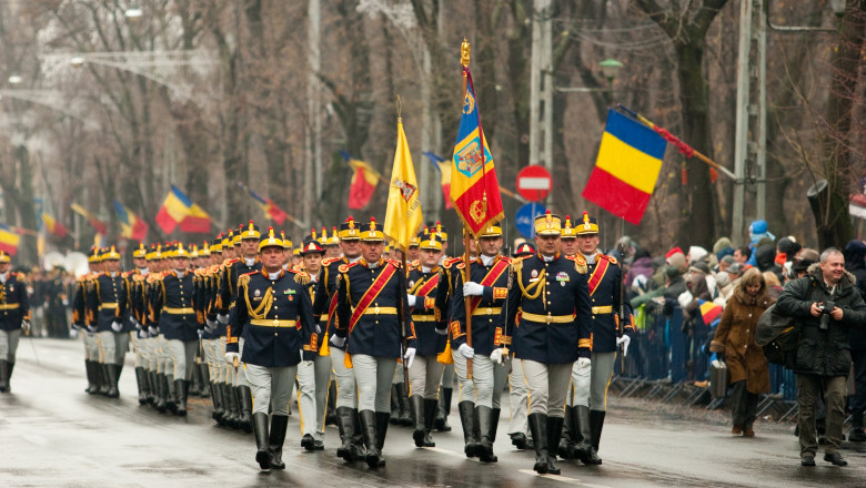 Parada militară din București de Ziua Națională a României, 1 Decembrie, cu soldați purtând steagul tricolor