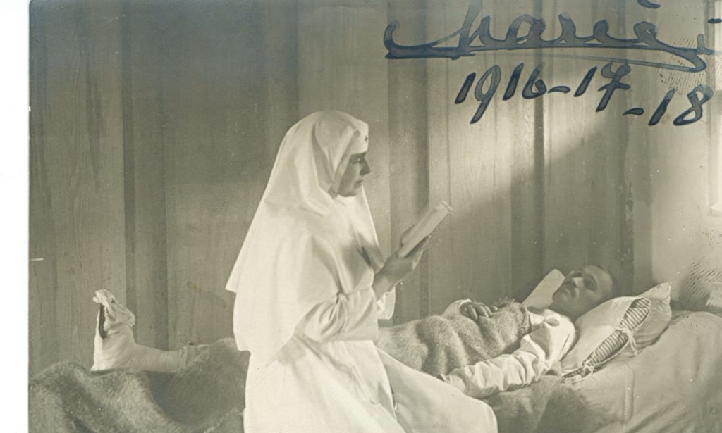 Familia regală a României în perioada interbelică, regele Ferdinand I și regina Maria, alături de copiii lor, simbolizând unitatea și stabilitatea monarhiei după Marea Unire